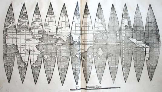 Waldseemüllers karta med ''America'' som en bumerangformad kontinent längst till höger. 