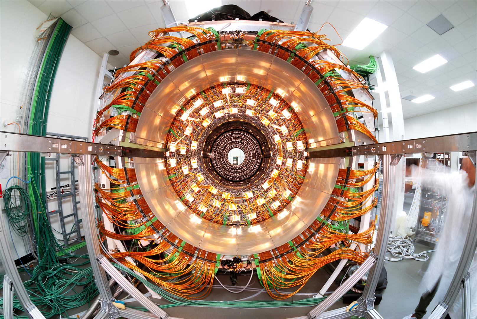 Một phần của bộ detector Compact Muon Solenoid (CMS) đang được lắp đặt. {credit Maximilien Brice/CERN}
