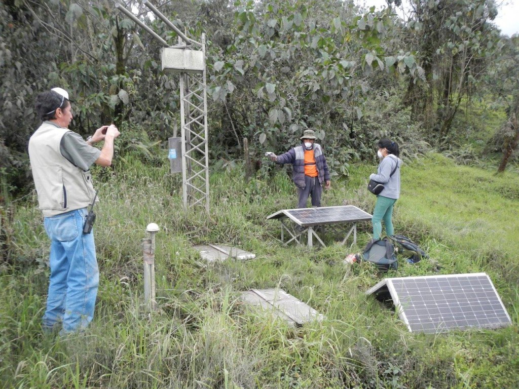Vigía Benigno and IGEPN staff inspect damaged solar panels following an explosion.