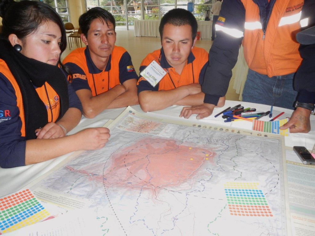 Vigías map community vulnerability and hazards at a STREVA workshop.